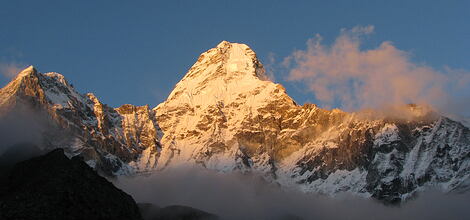 AMA DABLAM: Dáma s perlovým náhrdelníkem